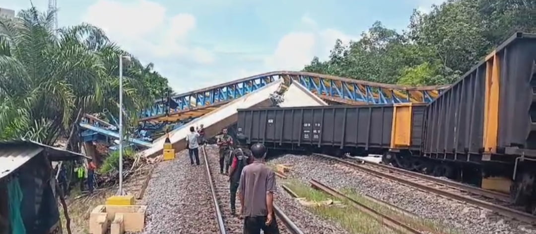 Proyek Fly Over Bantaian Muara Emin Ambruk Timpa Kereta Api Satupena