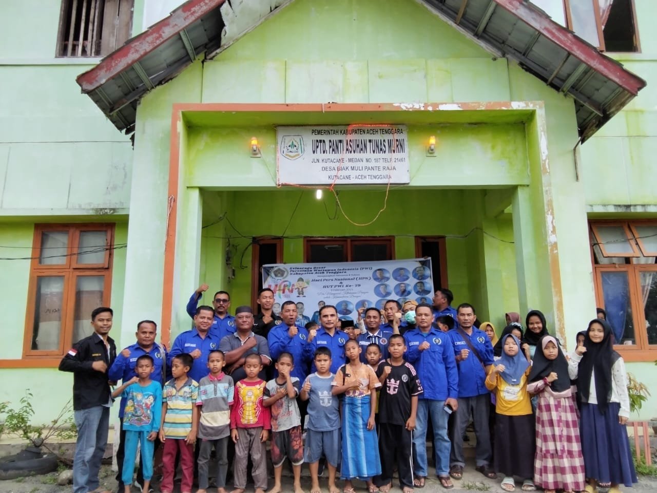 Foto bersama anak panti asuhan tunas murni