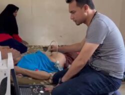 Dokter Muda. Semangati Wartawan Yang Terbaring Sakit.
