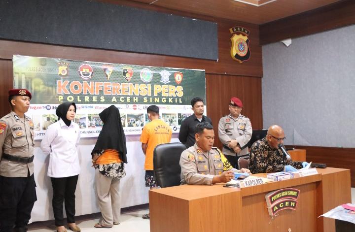 Momen Ayah dan Ibu SADIS Tertunduk di Singkil Saat Konferensi pers