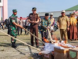 Pj Bupati Asra Bersama KIP Dan Unsur Forkopimda Musnahkan Surat Suara Rusak