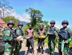 *Selalu Berbagi Satgas Mobile Raider 300 Kehonai-honai Berikan Sembako*