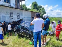 Polisi Lakukan Olah TKP Kecelakaan Mobil vs Kereta Api di Pakisaji Malang