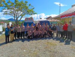 Kapolsek Jagong Jeget Dan Anggota Kawal Pendistribusian Logistik Kotak Serta Surat Suara Pemilu Dari PPK Kecamatan Menuju Gudang Logistik KIP Kabupaten