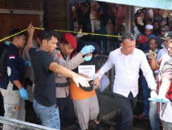 Rekontruksi Ayah Kandung Dan Ibu Tiri di Kerumuni Warga