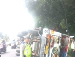 Polisi Olah TKP Truk Terguling di Singosari Malang