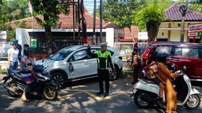 Polisi Olah TKP Laka Mobil Terbalik: Diduga Pengemudi Ngantuk