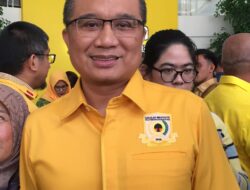 Buku ”Jalan Tengah Golongan Karya” Karangan Erwin Aksa Dipuji Airlangga