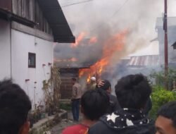 Kebakaran Satu Unit Rumah Warga di Kecamatan Bukit Polisi Bantu Proses Pemadaman