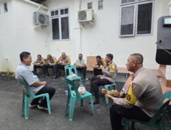 Kapolres Pidie Duduk Bareng Anggotanya, Menikmati Makan Siang Saat Pengamanan Rapat Pleno