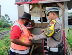 Operasi Keselamatan Semeru 2024 : Satlantas Polres Malang Berikan Bantuan Pada Relawan Perlintasan Kereta