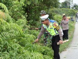 TNI-Polri dan Masyarakat Bersihkan Tumbuhan Liar di Pinggir Jalan