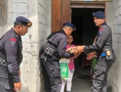 Kompi 3 Batalyon B Pelopor Bagikan Bansos Program Beyond Trust Bersama TNI-Polri