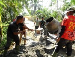 Masyarakat Bersama Satgas TMMD Melakukan Gotong-Royong Pengecoran  Gorong-Gorong