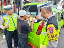 Satlantas Polres Malang Bagikan Stiker Saat Operasi Keselamatan Semeru 2024