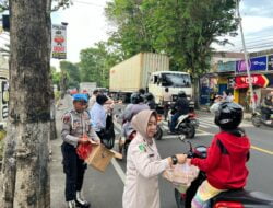 Polres Malang Berbagi Ratusan Kantong Takjil kepada Pengguna Jalan