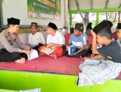 Isi Bulan Ramadhan, Personel Polres Pidie Bripda Makhrozi mengajar ngaji Al Qur’an di SDU IQRO’ SIGLI