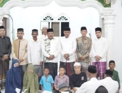 H. Mukhlis, A.Md., S.H menyantuni Anak Yatim dan Serahkan Kipas Angin.
