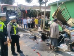 Satlantas Polres Malang Lakukan Olah TKP Pasca Kecelakaan Karambol di Singosari