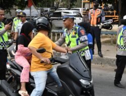 Polres Aceh Timur Bagikan 500 Takjil Buka Puasa Kepada Masyarakat Dan Pengguna Jalan