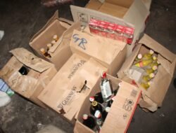 Dit Res Narkoba Polda Sumsel Gerebek Gudang Miras di Kawasan 9-10 Ulu Palembang