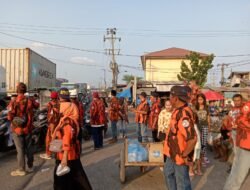 Raih Berkah Ramadhan Ormas Pemuda Pancasila Bagi-Bagi Takjil Dijalan Raya Pelabuhan Belawan