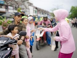 Polres Pidie Bagi-Bagi Takjil untuk Berbuka Puasa