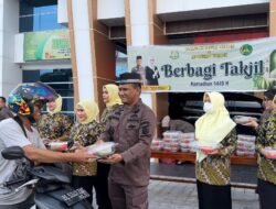 Kajari Bersama Ketua IAD Daerah Bireuen Beserta Jajaran Berbagi Takjil Gratis Kepada Masyarakat.