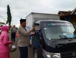 Bagikan Takjil Gratis Wujud Rasa Syukur Keluarga Besar Polsek Ngajum Bersama Bhayangkari Ranting Ngajum