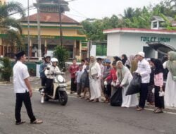 Puluhan Siswa SDN 01 Argotirto Bagikan Takjil Bagi Para Pengendara