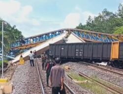 Proyek Fly Over Bantaian Muara Emin Ambruk Timpa Kereta Api