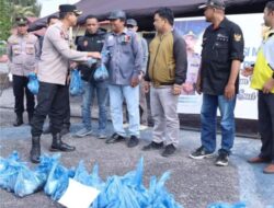 Jelang Ramadhan Kapolres Bener Meriah Bagikan Daging Meugang Kepada Personel dan Awak Media