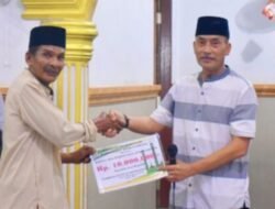 Pj Sekda Aceh Tamiang Menyerahkan Bantuan Uang 10 Juta Dari Baitul Mal