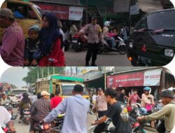 Personil Polsek Nisam melaksanakan Pengamanan Pengaturan Arus Lalu Lintas Saat Menjelang Berbuka Puasa .