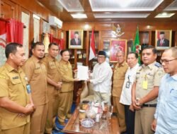 Pj Bupati Pidie didampingi Sekda Drs. Samsul Azhar Menerima Langsung Penyerahan SK