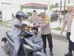 Ramadan Berkah, Polisi di Pidie Berbagi Takjil ke Pengguna Jalan