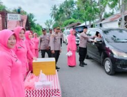 Plh.Kapolsek Peukan Baro Bagikan Takjil Gratis Kepada Masyarakat