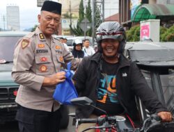 Ramadhan Berkah, Kapolres dan Ketua Bhayangkari Cabang Aceh Tengah berbagi takjil kepada pengendara