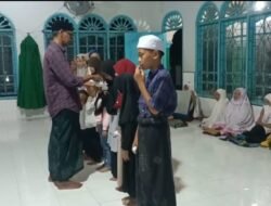Usai Tarawih, Anak Yatim di Gampong Rheuem Timu Terima Santunan