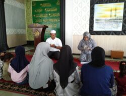 Ketua Persit KCK Cabang XIX Kodim 0102/Pidie Ny. Devi Jamal Santuni 50 Anak Yatim Piatu