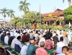 Kapolres Malang dan Ribuan Warga Sambut Idul Fitri dengan Salat Berjamaah di Halaman Polres Malang