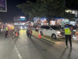 Kasat Lantas Polres Pidie Jaya Memimpin Pengaturan Lalu Lintas Libur Idul Fitri di Bandar Baru