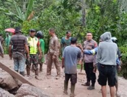 Gerak Cepat Polisi bersama TNI Bantu Warga Tangse Yang Terdampak Longsor