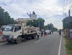 Sat Lantas Polres Bireuen, Bersama Dinas Lingkungan Memasang Lampu di Sepanjang Jalan KTL.