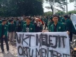 Ratusan Mahasiswa Desak Rektor USU Mundur, Efek dari Uang Kuliah Naik 100%