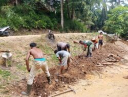 Untuk menjalin Kebersamaan Babinsa Koramil 08/Rantau Bersama Warga Melakukan Gotong-Royong