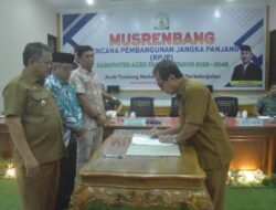 Pj Bupati Asra Menyaksikan Penandatanganan RPJP Kabupaten Aceh Tamiang Tahun 2025-2045