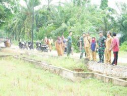 Dandim 0117 Bersama Kabid Pertanian Meninjau Lokasi Pompanisasi Di Kecamatan Bendahara