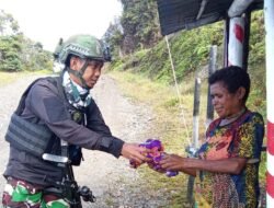 TK Bilogai Bagikan Baju Layak Pakai Untuk Masyarakat Intan Jaya