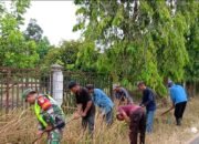 Untuk Meningkatkan Kebersamaan Serka Sabar Bersama Masyarakat Melakukan Gotong Royong